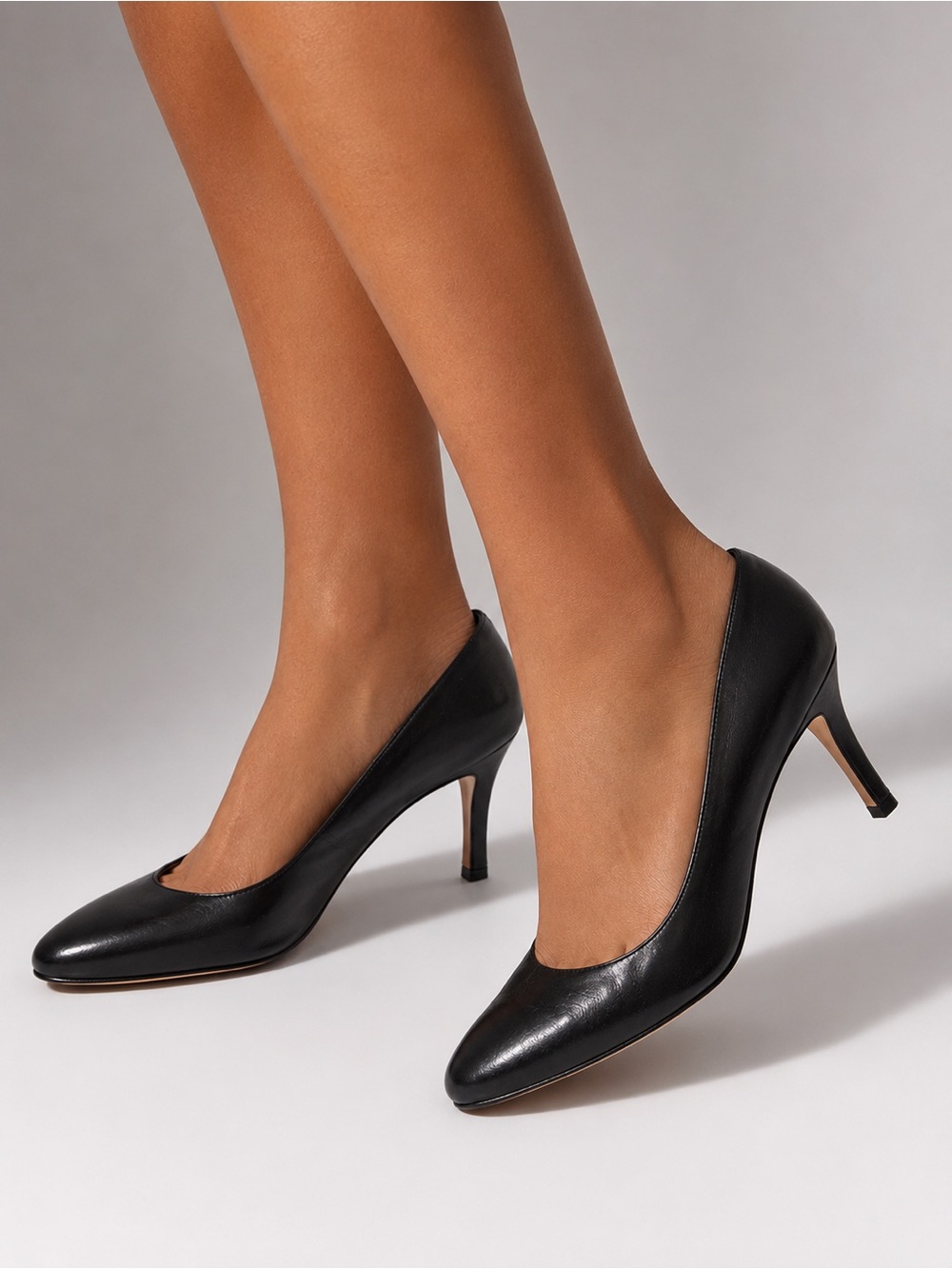 Manolo Blahnik Black Leather Round Almond Toe Pumps Classic Stiletto Heels